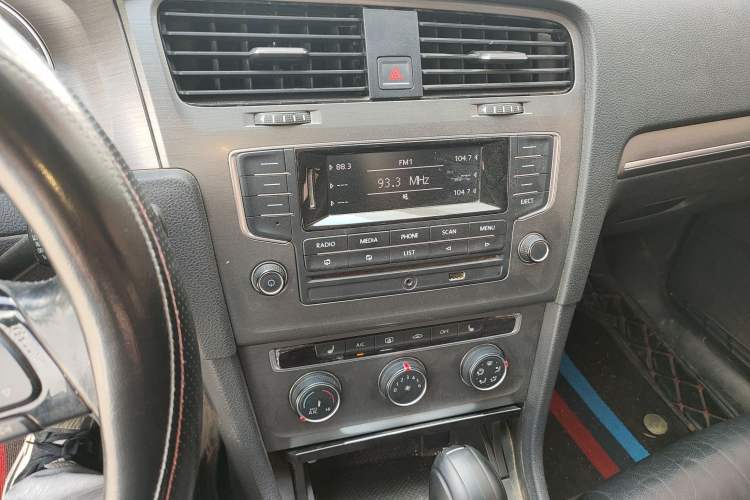 Used Volkswagen Golf 2015 1.4TSI Automatic Luxury Model Audio And AC Panel