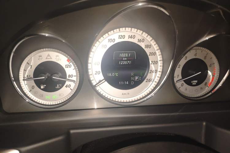 Used Mercedes-Benz GLK-Class 2013 GLK 300 4MATIC Dynamic Sunroof Model Odometer Close Up