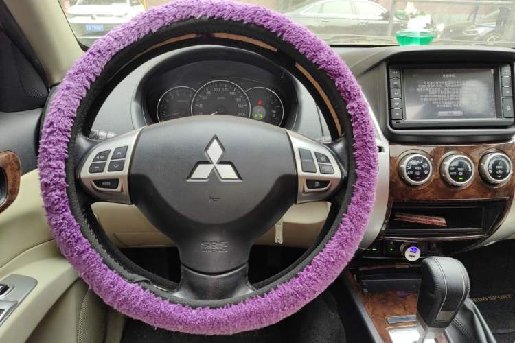 Used Mitsubishi Pajero Sport 2013 3.0L Automatic 4x4 Flagship Edition Steering Wheel