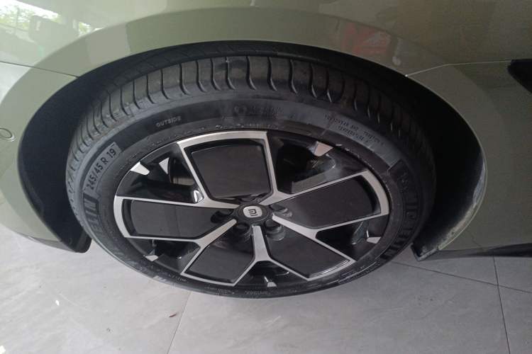 Used Xiaomi Auto SU7 2024 Rear-Drive Ultra-Long Range Advanced Pro-Level Intelligent Driving Version Left Front Wheel Hub