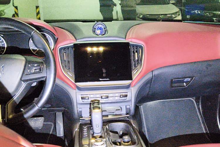 Used Maserati Ghibli 2022 2.0T GT Sharp Edition Center Console