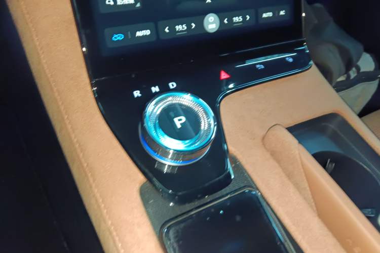 Used VOYAH PASSION 2024 PHEV Four-Wheel Drive Ultra-Long Range Flagship Model Gear Lever