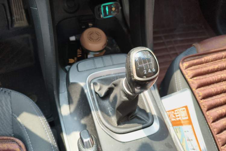 Used Hyundai Santa Fe 2013 2.4L Manual Two-Wheel Drive Comfort Version Gear Lever