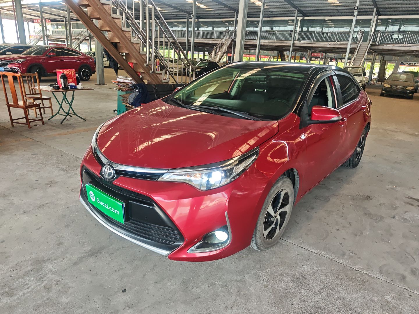 تحت مقدمة السيارة