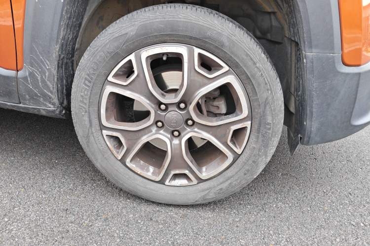 Used Jeep Renegade 2017 180TS Automatic All-Wheel Drive Versatile Edition Right Front Wheel Hub