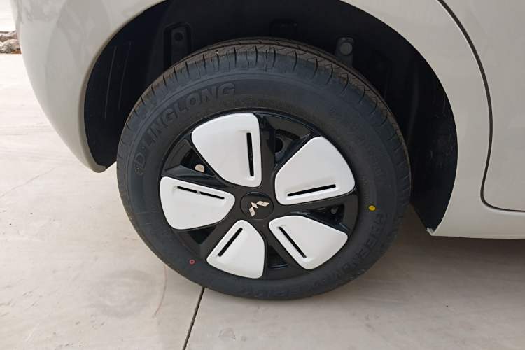Used Wuling Hongguang MINIEV 2025 Four-Door Version Advanced Edition Right Rear Wheel Hub