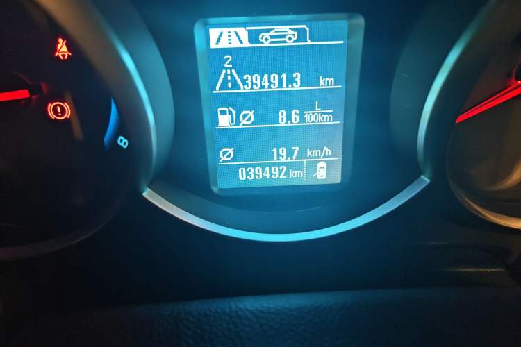 Used Chevrolet Cruze 2015 1.5L Classic SE MT Odometer Close Up