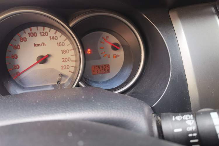 Used Nissan Livina 2010 Jingrui Edition 1.6L Manual Standard Model Odometer Close Up