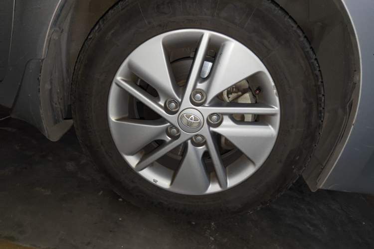 Used Toyota Corolla 2014 1.6L CVT GL Right Front Wheel Hub