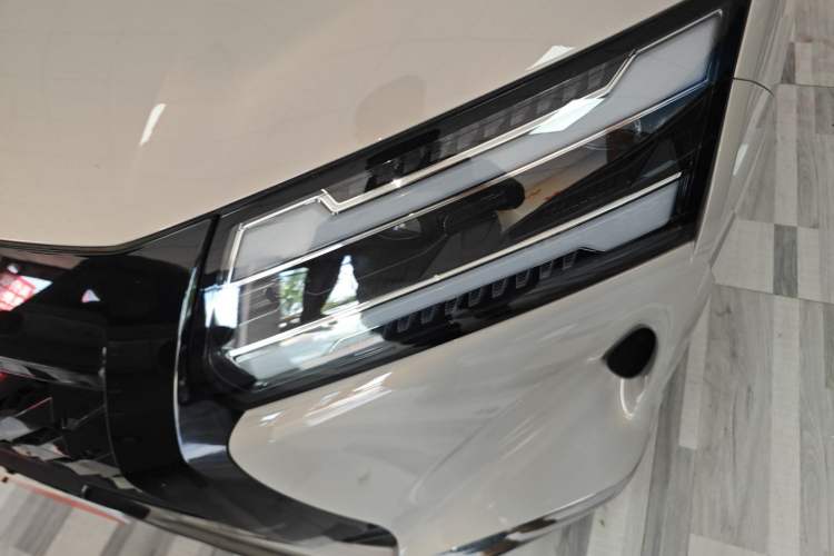 Used Wuling Starlight 730 2025 Model Plug-in Hybrid 125km Luxury Edition Left Front Headlight