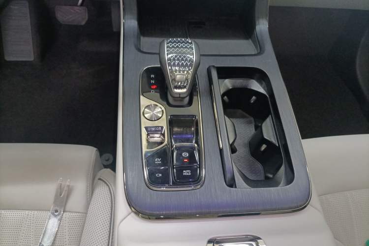 Used GAC Trumpchi GS8 2022 Dual-Engine Series 2.0TM Two-Wheel Drive Prestige Edition (7 Seats) Gear Lever