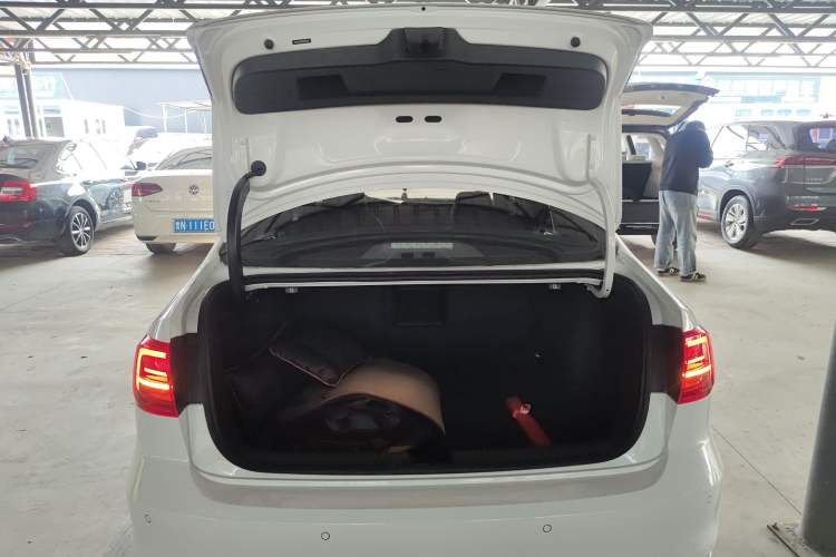 Used Volkswagen Sagitar 2015 1.6L Automatic Comfort Model
