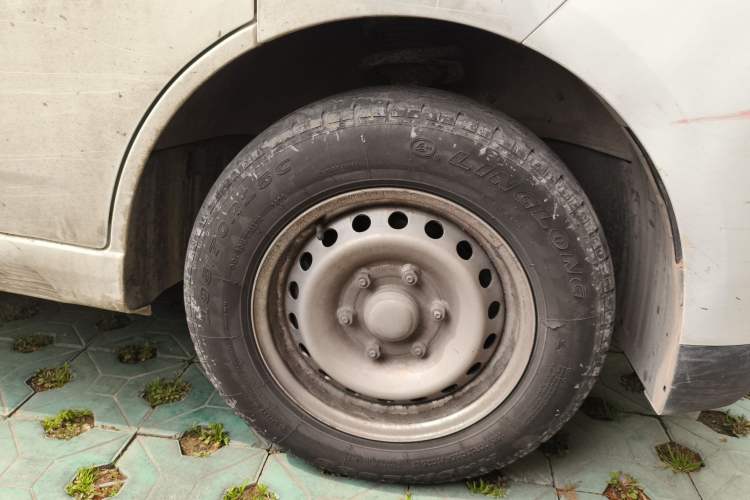 Used Wuling Yangguang 2024 300KM Comfort Version Passenger Van 75kW Right Front Wheel Hub