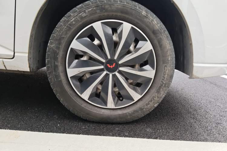 Used Wuling Zhengcheng 2021 1.5T Manual Comfort Version Right Front Wheel Hub