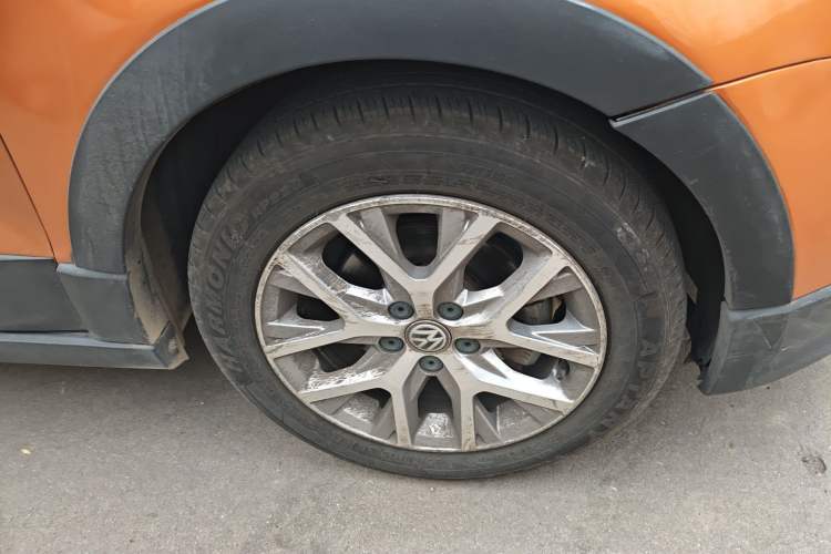 Used Volkswagen Polo 2016 1.6L Cross Polo Automatic Right Front Wheel Hub