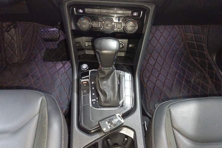 Used Volkswagen Tiguan L 2019 Updated Version 330TSI Automatic Two-Wheel Drive Panoramic Comfort Edition China VI Standard Gear Lever