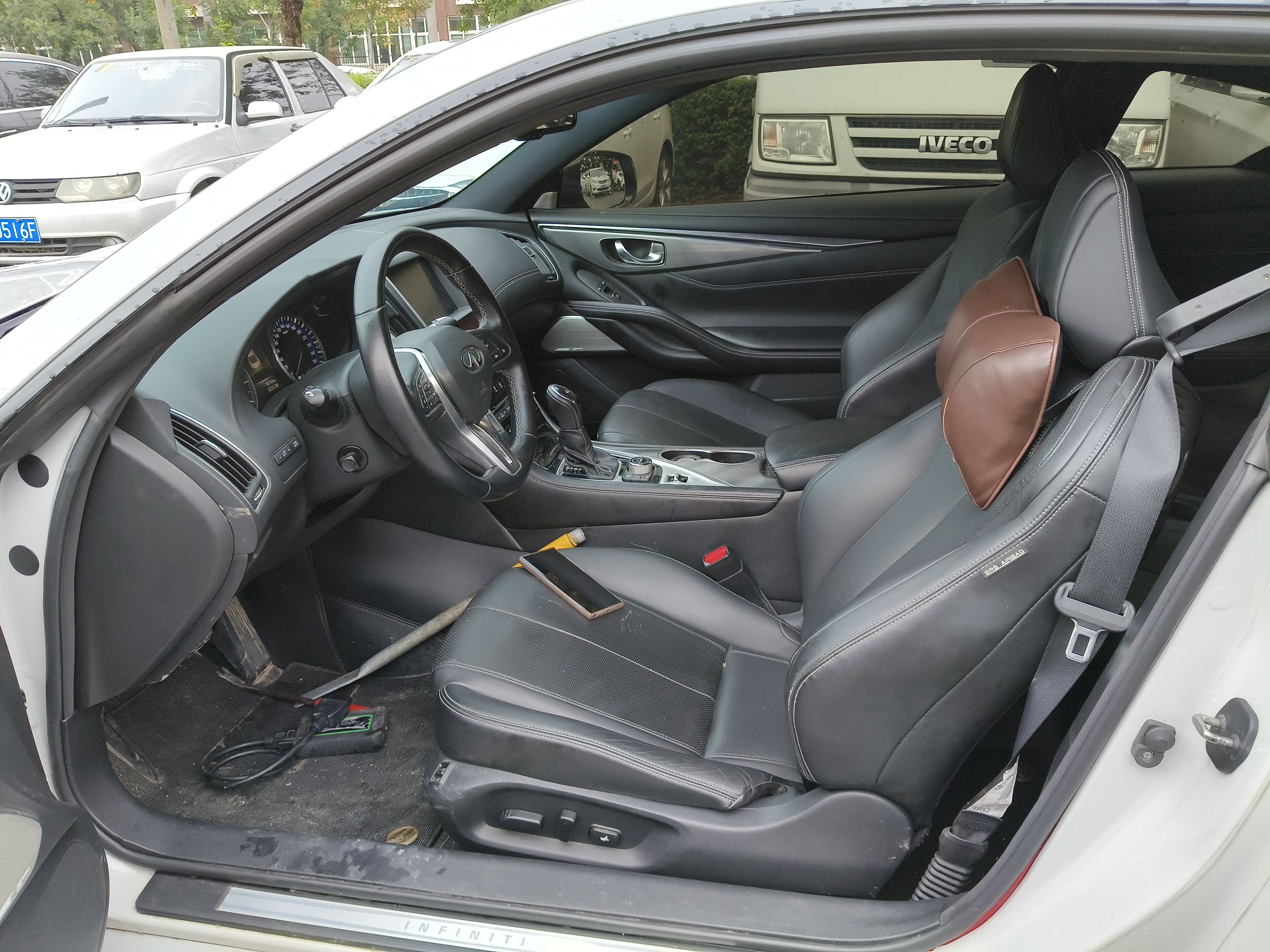 المقاعد الأمامية داخل السيارة