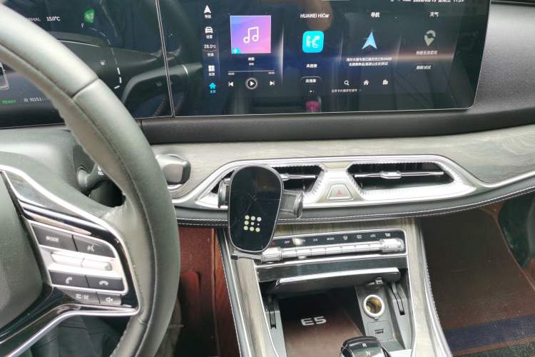 Used Landian E5 2024 Honor Edition 100KM Premium Model 7 Seats Audio And AC Panel