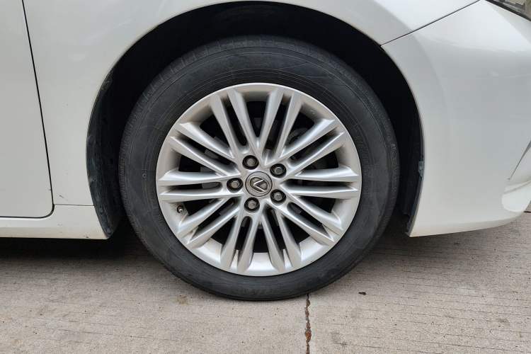 Used Lexus ES 2015 250 Elegant Edition Right Front Wheel Hub