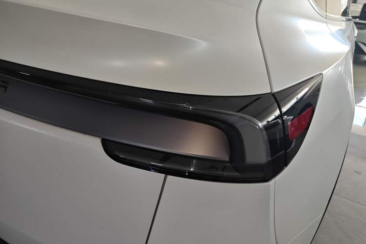 Used Tesla Model Y 2025 Rear-Wheel Drive First Edition Right Rear Taillight