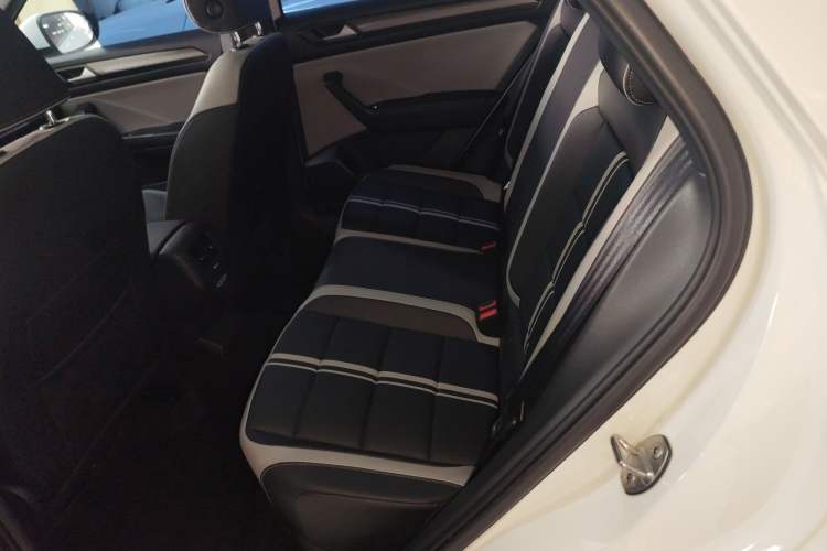 Used Volkswagen T-ROC 2024 300TSI DSG Two-Wheel-Drive Chen Guang Edition Left Rear Seat