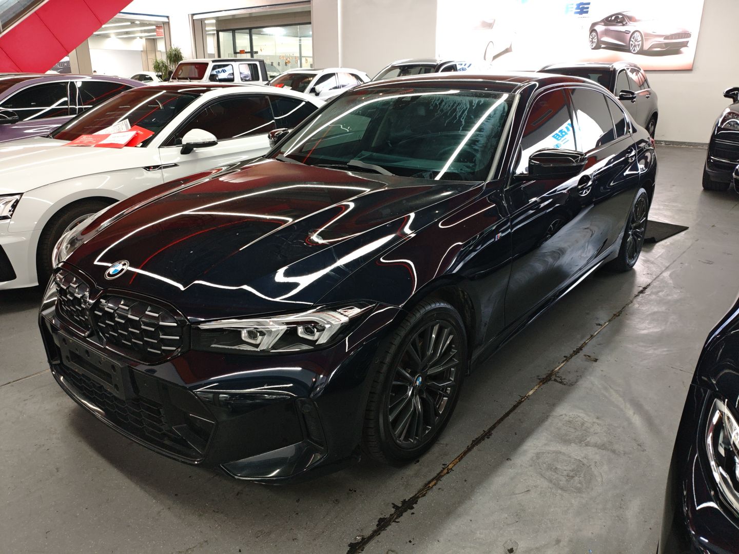 تحت مقدمة السيارة