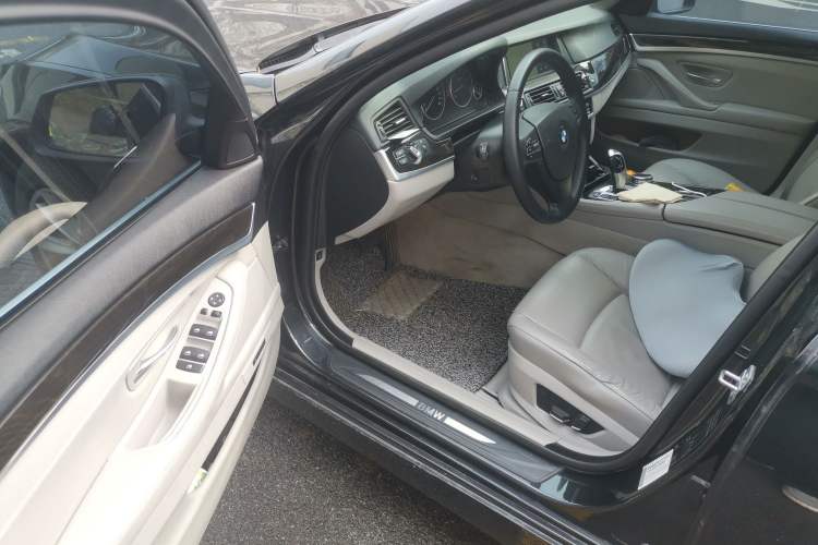 Used BMW 5 Series 2013 525Li Leading Model
