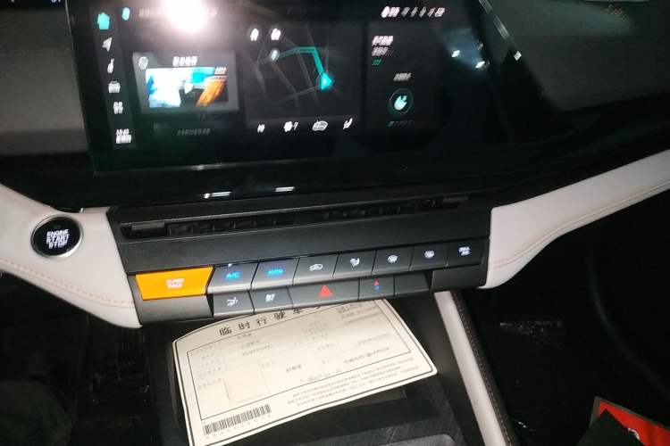 Used Changan UNI-V iDD 2024 Blue Whale Smart Electric iDD 136km ZhiKu Model