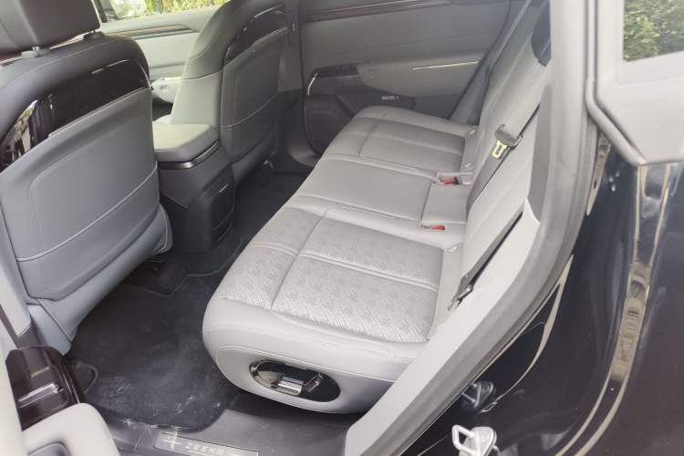 Used Zeekr 7X 2025 100 kWh Long-Range Rear-Wheel Drive with Intelligent Driving Features Left Rear Seat