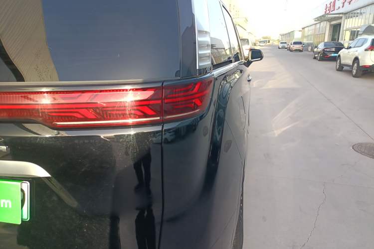 Used Denza D9 2022 DM-i 970 Four-Wheel Drive Prestige Model Right Rear Taillight