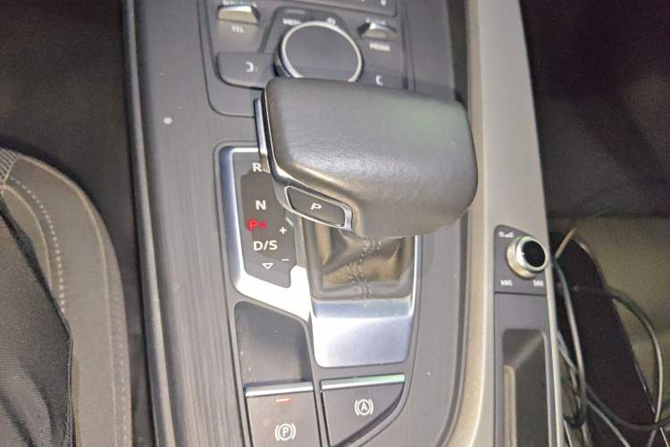 Used Audi A4L 2018 30th Anniversary Edition 40 TFSI Trendy Model Gear Lever