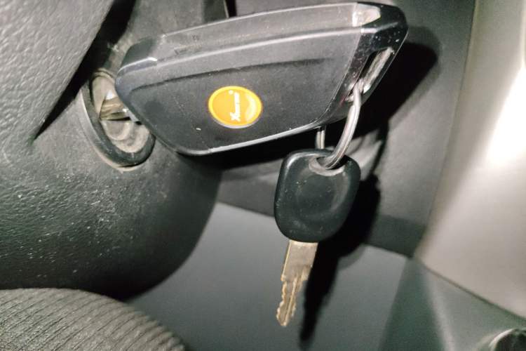 Used Dongfeng Yufeng 2021 2.0T Power King Front-Drive Logistics Vehicle Long Wheelbase Mid-Roof Design 6–9 Seats China VI Emission Standard ZD20