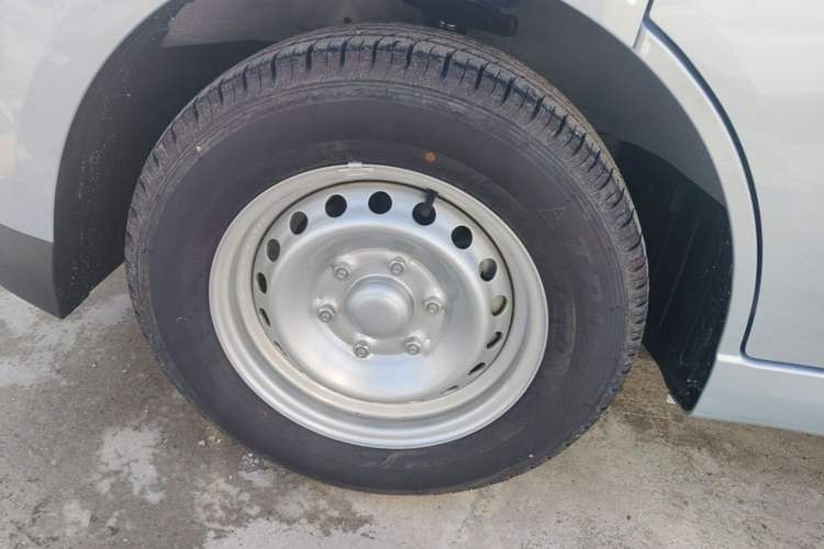 Used Wuling Yangguang 2024 300KM Comfort Version Passenger Van 75kW Exterior 4