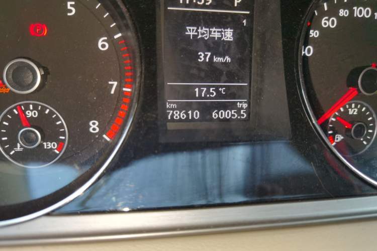 Used Volkswagen Magotan 2013 1.8TSI Luxury Model Odometer Close Up