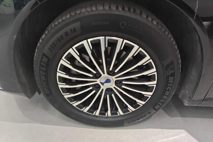 Used Denza D9 2022 DM-i 970 Four-Wheel Drive Prestige Model Left Front Wheel Hub