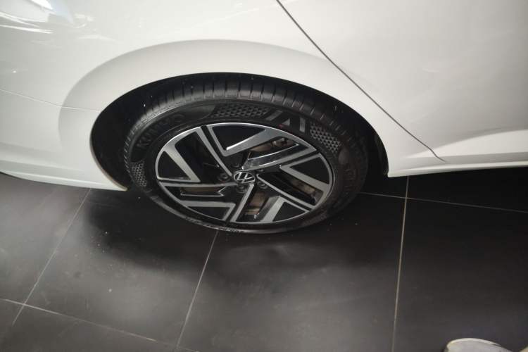 Used Volkswagen Sagitar 2023 300TSI DSG Excellence Edition Right Rear Wheel Hub