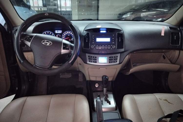 Used Hyundai Celesta 2011 1.6L Automatic Luxury Version Center Console