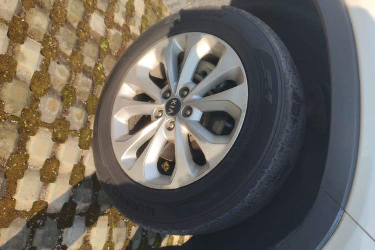 Used Kia Sorento 2013 2.4L 5-Seater Gasoline Comfort Version China IV Standard Right Front Wheel Hub