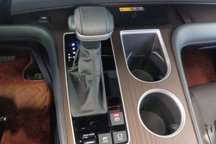 Used Toyota Granvia 2024 2.5L Hybrid Prestige PLUS Four-Wheel Drive Version Gear Lever