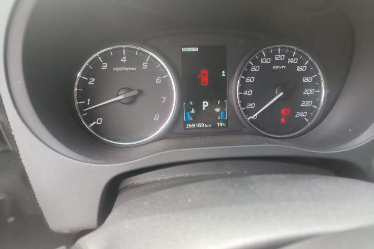 Used Mitsubishi Outlander 2014 2.4L 4x4 Deluxe Value Edition 5 Seats Odometer Close Up