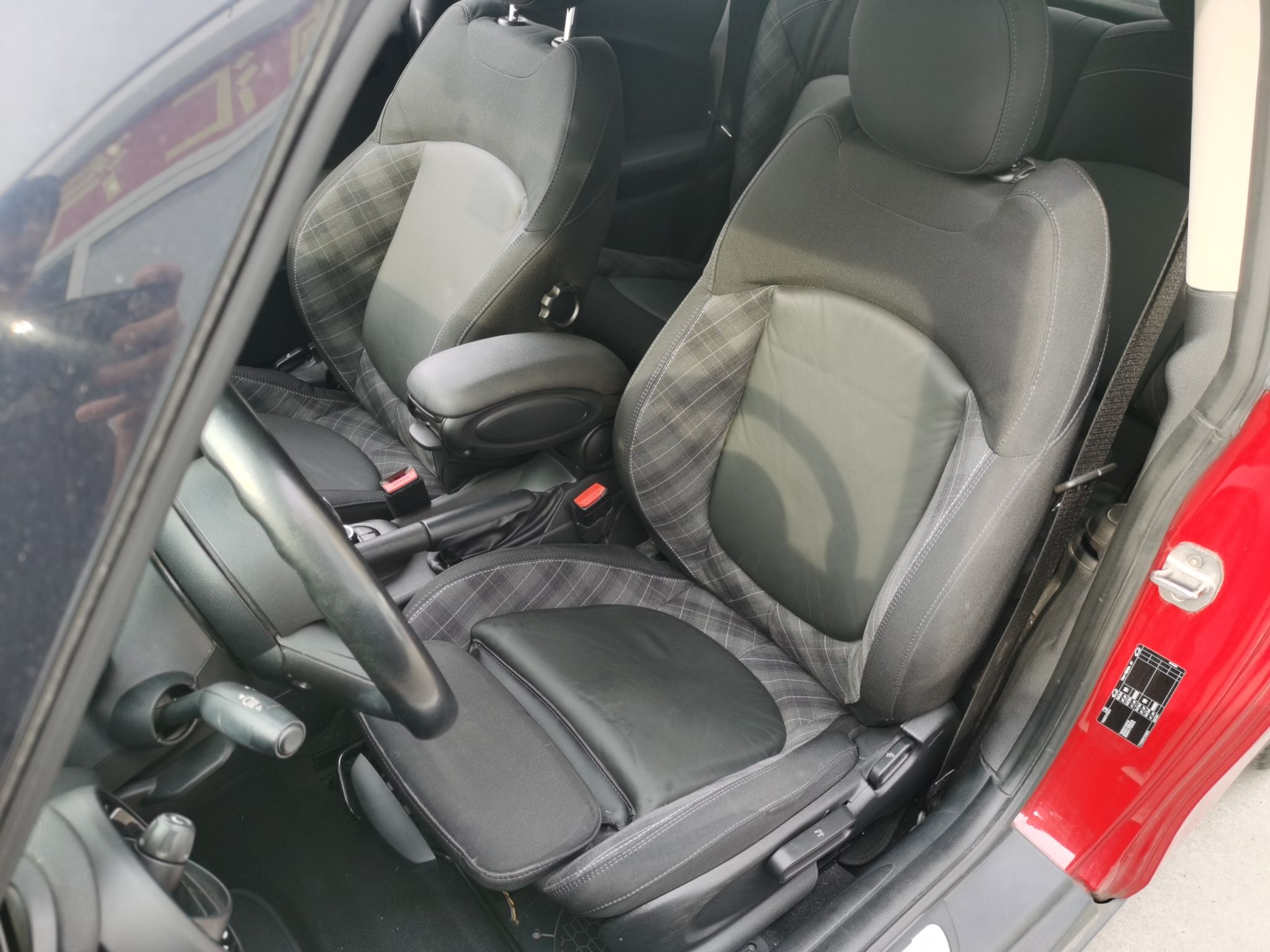 Переднее сиденье в автомобиле