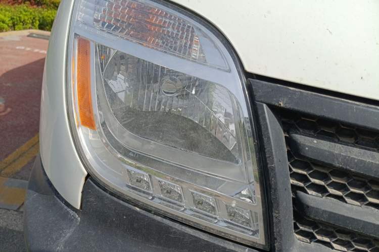 Used SAIC MAXUS Xintu V80 2019 2.5T Classic Version 6-Speed Manual – Aoyuntong Modified Long Wheelbase Mid-Height 7-Seater Right Front Headlight