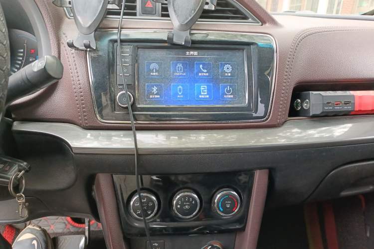 Used Venucia M50V 2017 1.6L XL CVT Luxury Edition Audio And AC Panel