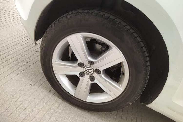 Used Volkswagen Golf 2015 1.4TSI Automatic Comfort Model Right Rear Wheel Hub