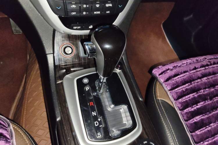 Used GAC Trumpchi GS5 Super 2015 1.8T Automatic All-Wheel-Drive Luxury Edition Gear Lever