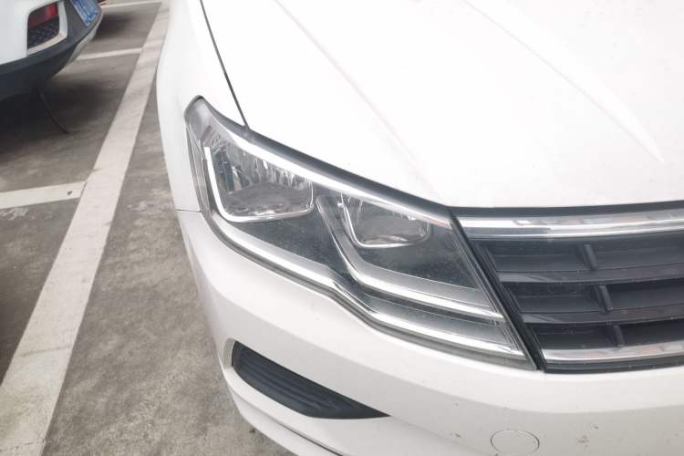 Used Volkswagen Jetta 2017 1.5L Manual Fashion Edition Right Front Headlight