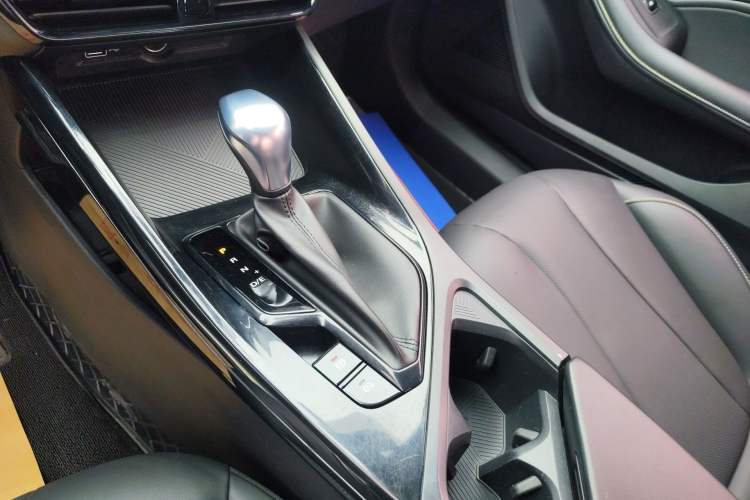 Used Roewe i5 2021 1.5L CVT Diamond Edition Gear Lever