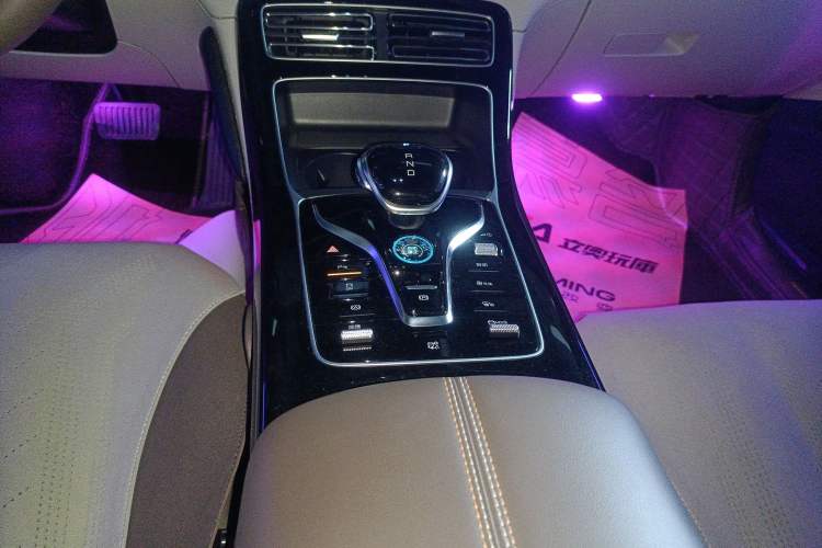 Used BYD Qin PLUS 2024 Honor Edition EV 420KM Beyond Model Gear Lever