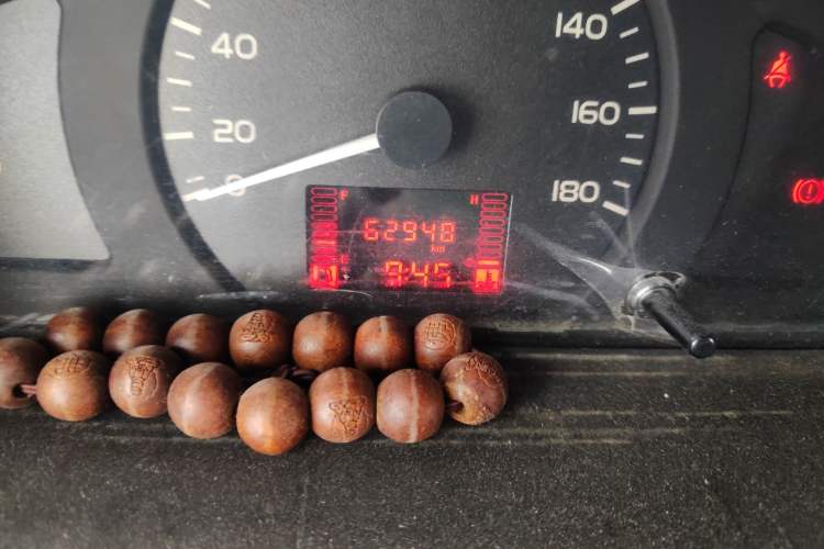 Used Wuling Rongguang 2014 1.2L S Base Model Odometer Close Up