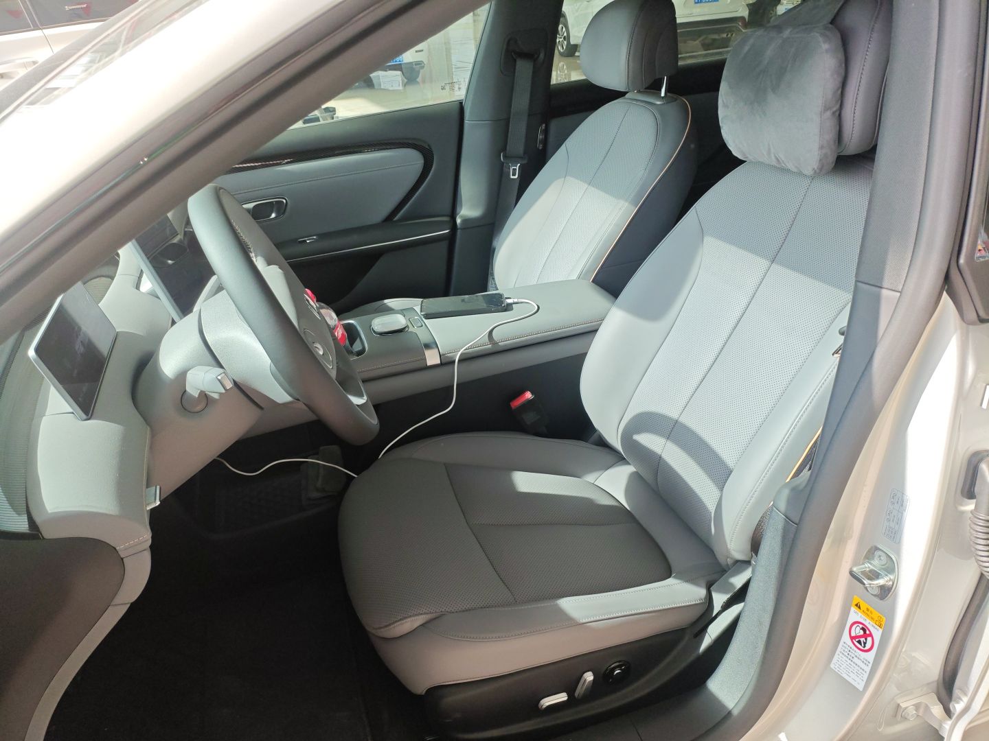 Переднее сиденье в автомобиле